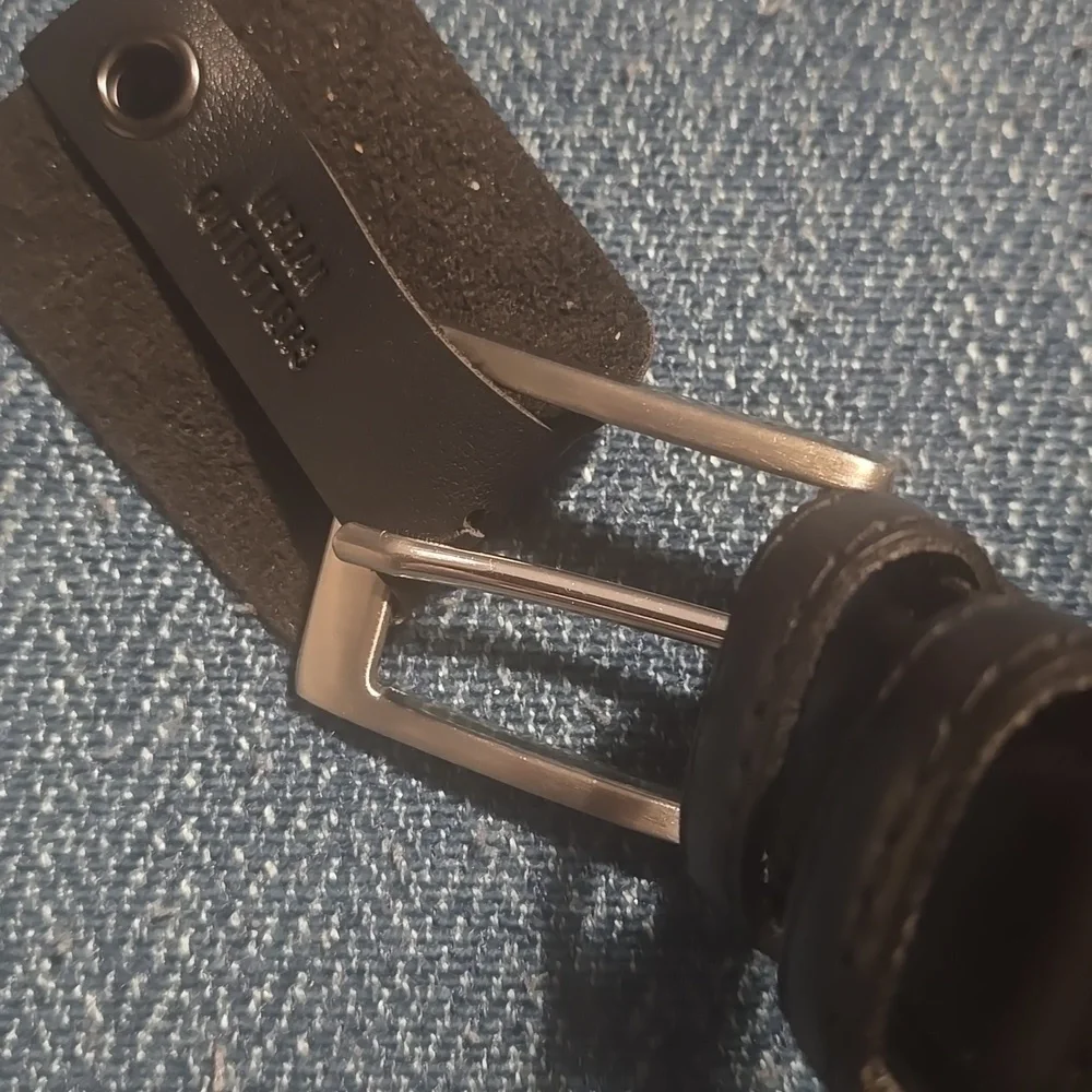 Men’s Basic Beveled Leather Belt, Size Small, Retail Price $35.00 USD